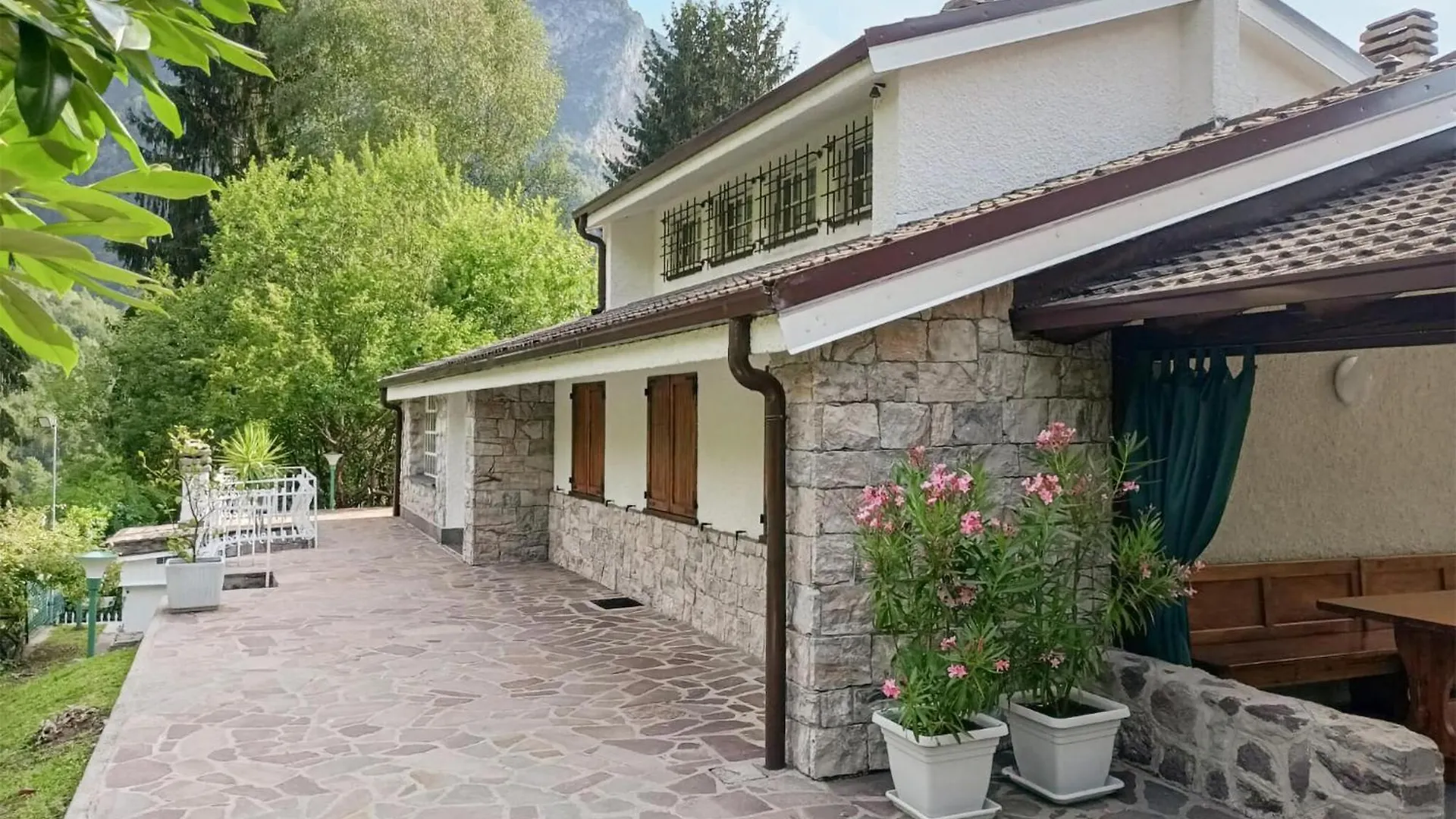 4 Bedroom Stunning Apartment In Bordogna Roncobello Italy