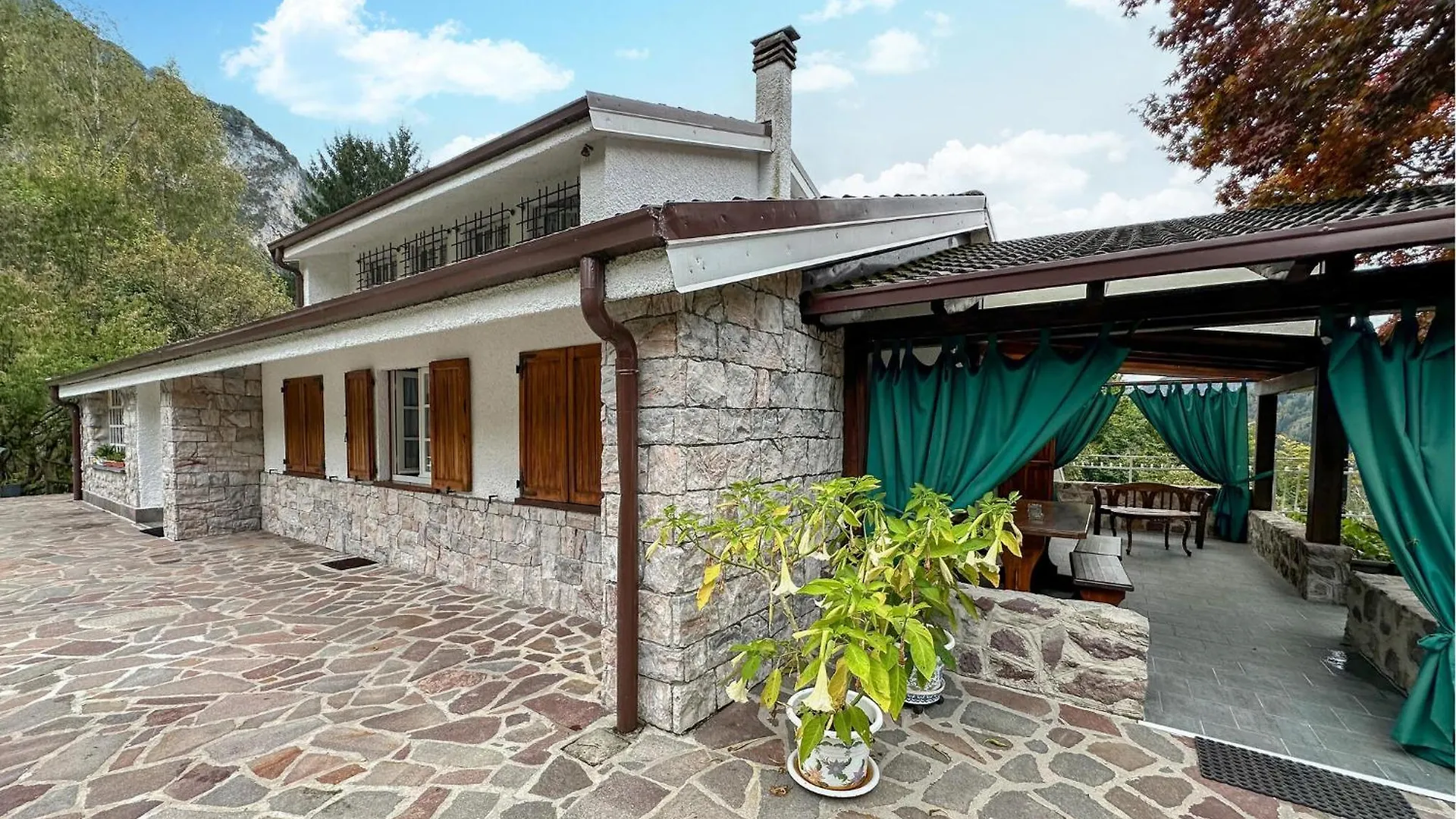 4 Bedroom Stunning Apartment In Bordogna contacts
